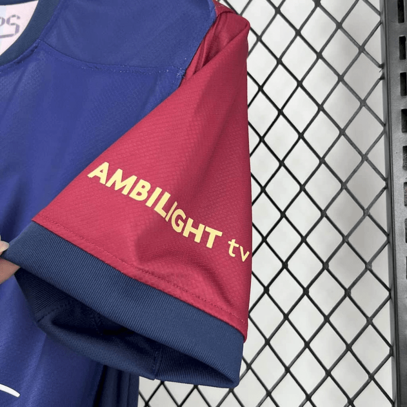 Camisa Barcelona Edição Especial Taylor Swift 2025 - Vermelha e Azul - (Feminina)