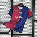 Camisa Barcelona Edição Especial Taylor Swift 2025 - Vermelha e Azul - (Feminina)